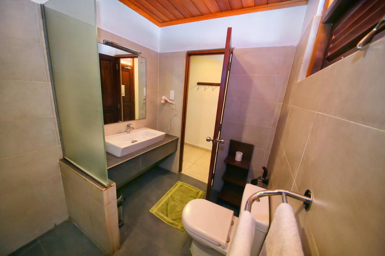 Rockside Beach Resort Bentota Exteriör bild